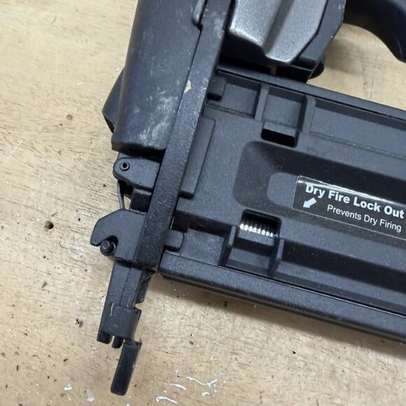 Masterforce 208-5005 Magnesium 18 GA Brad Nailer 5/8"-2-1/8" Used - Picture 3 of 11